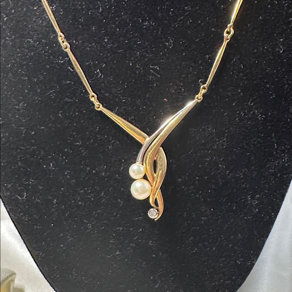 Elegant Gold and Silver Necklace with Pearl Accents - Picture 3 of 9